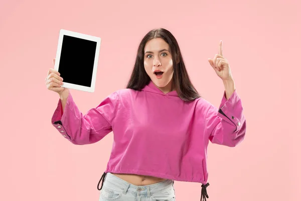 Portrét jistý neformální dívka ukazuje prázdnou obrazovku notebooku izolované růžové pozadí — Stock fotografie