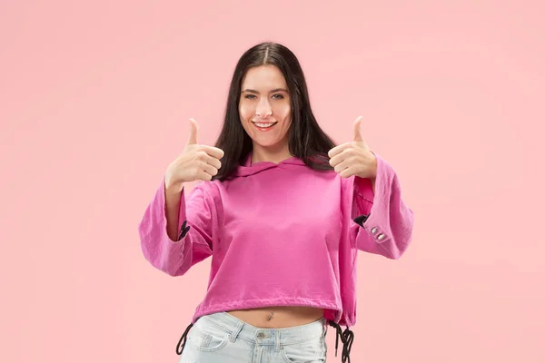 Den lykkelige forretningskvinne som står og smiler mot rosa bakgrunn . – stockfoto