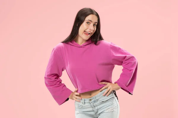 La mujer de negocios feliz de pie y sonriendo sobre el fondo rosa . — Foto de Stock