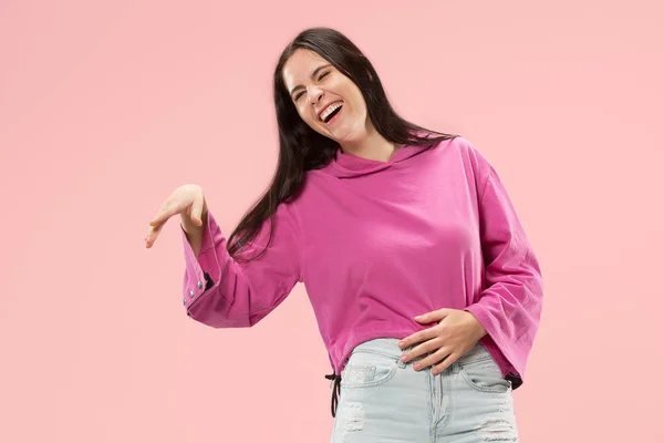Счастливая деловая женщина стоит и улыбается на розовом фоне . — стоковое фото