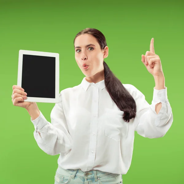 Portrét jistý neformální dívka zobrazení prázdné obrazovky notebooku nad zeleným pozadím, samostatný — Stock fotografie