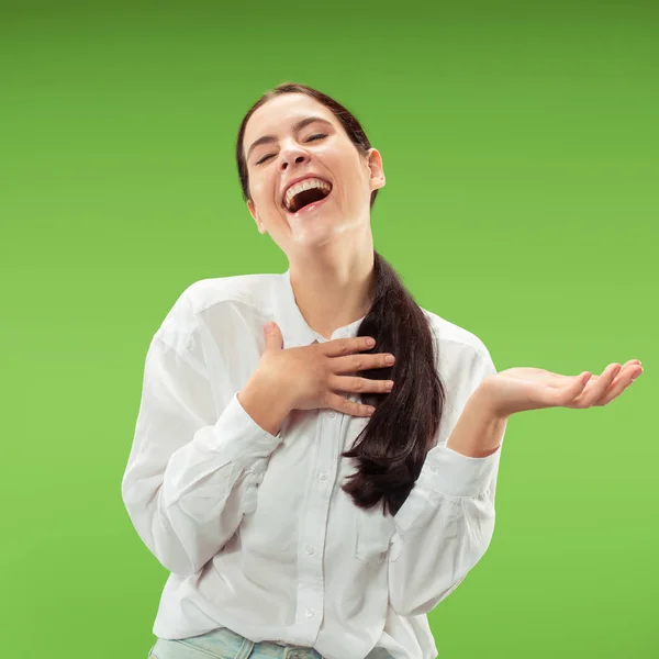 The happy business woman standing and smiling against green background. — Stock Photo, Image