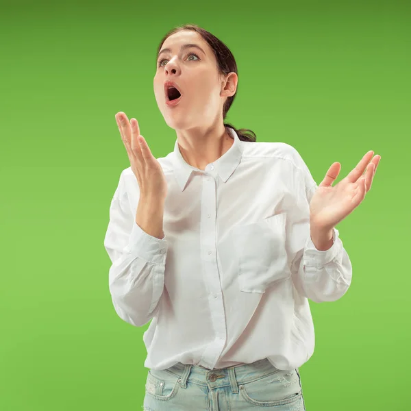 Bella donna sembra sorpreso isolato sul verde — Foto Stock