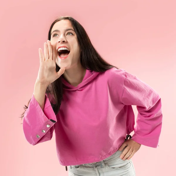 Elszigetelt rózsaszín fiatal nő alkalmi kiabált stúdió — Stock Fotó