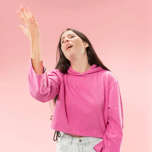 Hermosa mujer mirando sorprendido y desconcertado aislado en rosa —  Fotos de Stock