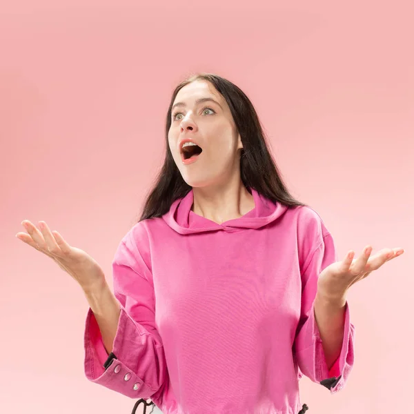 Gyönyörű nő keres meglepett elszigetelt a rózsaszín — Stock Fotó