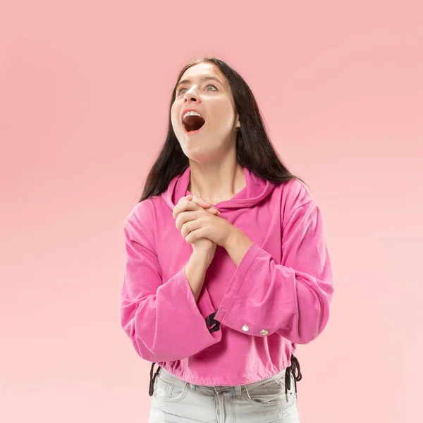 Gyönyörű nő keres meglepett elszigetelt a rózsaszín — Stock Fotó