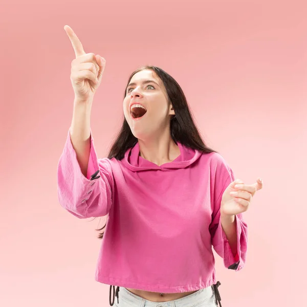 Schöne Frau sieht überrascht isoliert auf rosa — Stockfoto