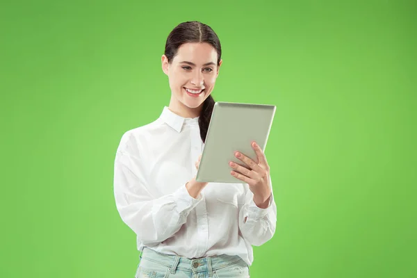 Geschäftsfrau mit Laptop. Liebe zum Computerkonzept. — Stockfoto