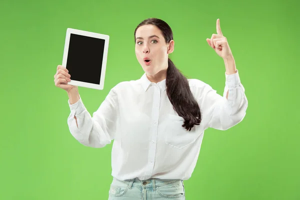 Portrait d'une fille décontractée confiante montrant écran vierge d'ordinateur portable isolé sur fond vert — Photo