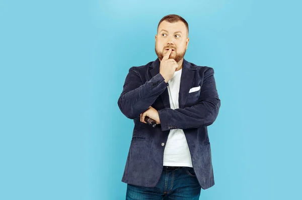 Young man with microphone on blue background, leading concept — Stock Photo, Image