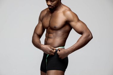 Genç adam güzel gövde beyaz arka plan üzerinde izole tam anlamıyla uyum