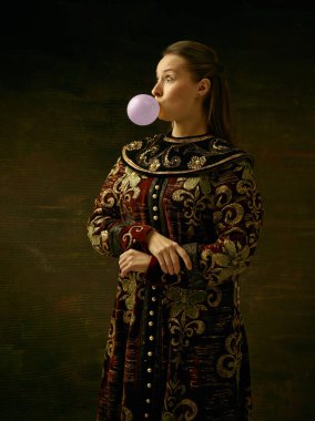 Kız Rus geleneksel kostüm ayakta.