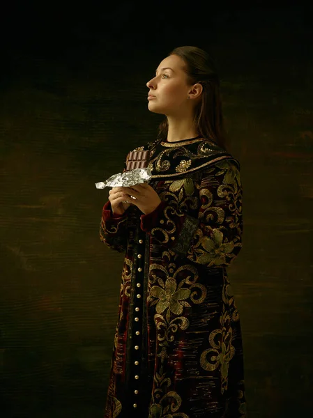 Dívka stojící v ruské tradiční kostým. — Stock fotografie