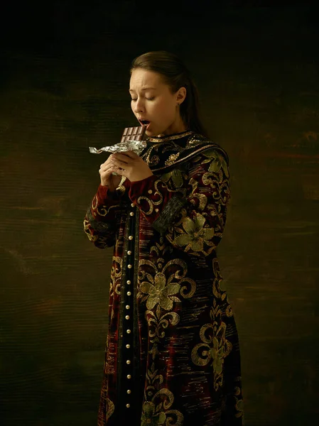 Dívka stojící v ruské tradiční kostým. — Stock fotografie