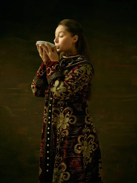 ロシアの伝統的な衣装で立っている女の子. — ストック写真