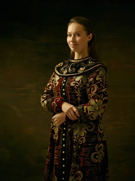 Dziewczynę stojącą w tradycyjnych strojach rosyjskich. — Zdjęcie stockowe