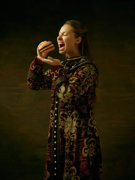 Menina de pé em traje tradicional russo . — Fotografia de Stock