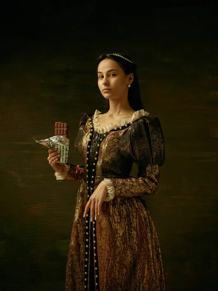 Chica en vestido hermoso medieval — Foto de Stock