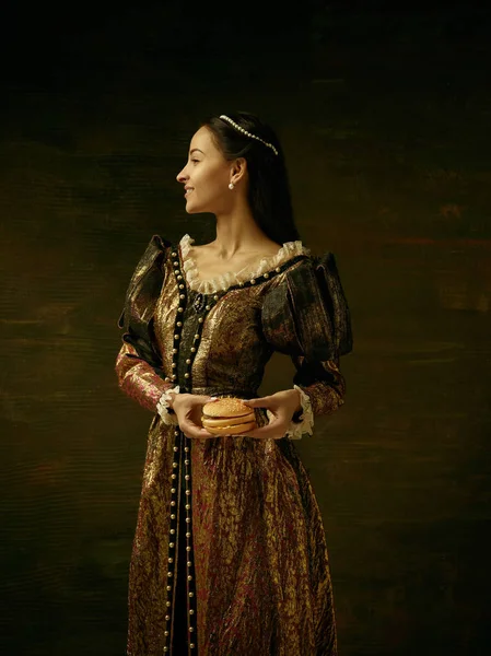 Dziewczyna w średniowiecznych piękną sukienkę — Zdjęcie stockowe