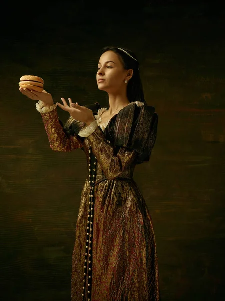 Chica en vestido hermoso medieval — Foto de Stock