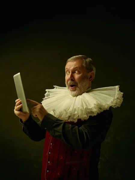 Retrato oficial do governador histórico da era dourada. Estúdio tiro contra a parede escura . — Fotografia de Stock