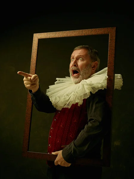 Retrato oficial del gobernador histórico de la edad de oro. Estudio disparo contra la pared oscura . — Foto de Stock