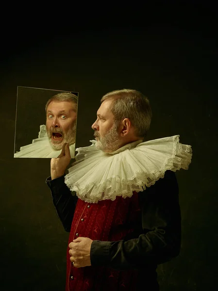 Retrato oficial del gobernador histórico de la edad de oro. Estudio disparo contra la pared oscura . —  Fotos de Stock