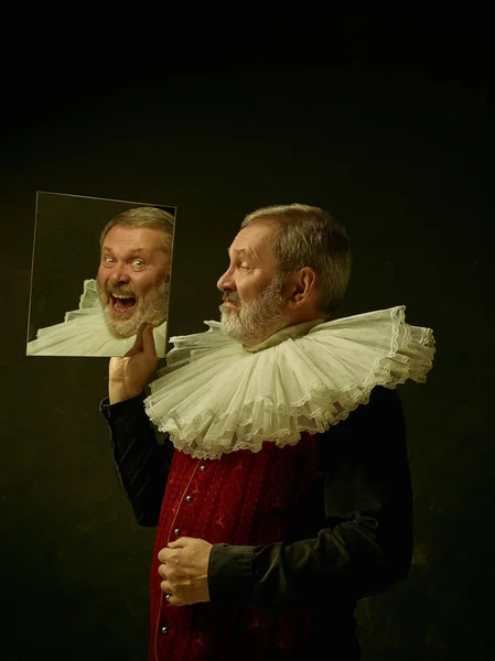 Retrato oficial del gobernador histórico de la edad de oro. Estudio disparo contra la pared oscura . — Foto de Stock