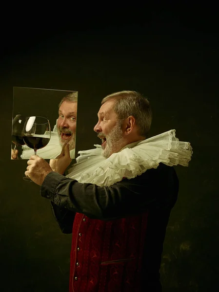 Retrato oficial del gobernador histórico de la edad de oro. Estudio disparo contra la pared oscura . —  Fotos de Stock