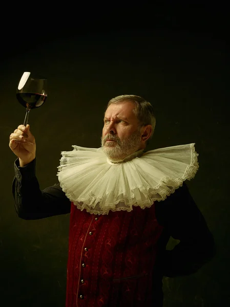 Retrato oficial do governador histórico da era dourada. Estúdio tiro contra a parede escura . — Fotografia de Stock