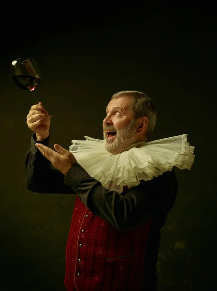 Retrato oficial del gobernador histórico de la edad de oro. Estudio disparo contra la pared oscura . — Foto de Stock