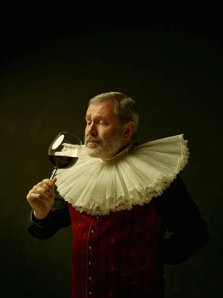 Retrato oficial do governador histórico da era dourada. Estúdio tiro contra a parede escura . — Fotografia de Stock