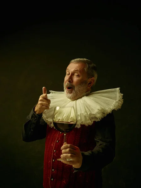 Retrato oficial del gobernador histórico de la edad de oro. Estudio disparo contra la pared oscura . — Foto de Stock