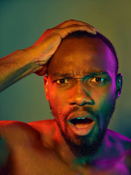 Portré, fiatal, meztelen, afrikai férfi keresi a kamera beltéri közelről — Stock Fotó