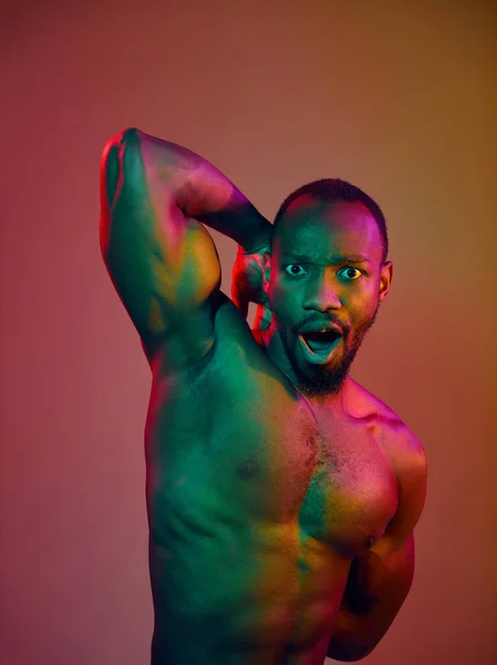 Close up retrato de um jovem homem africano nu olhando para câmera dentro de casa — Fotografia de Stock