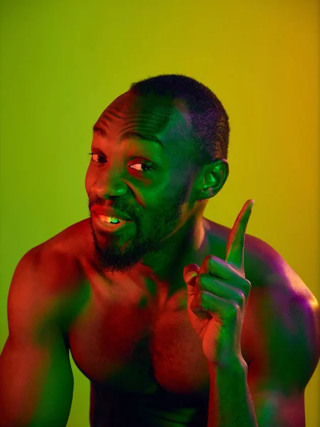 Portret młodego nagiego mężczyzny Afryki patrząc na kamery w pomieszczeniu z bliska — Zdjęcie stockowe
