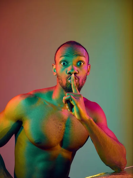 Close up retrato de um jovem homem africano nu olhando para câmera dentro de casa — Fotografia de Stock