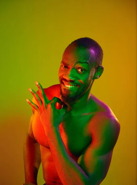 De cerca retrato de un joven africano desnudo mirando a la cámara en el interior — Foto de Stock