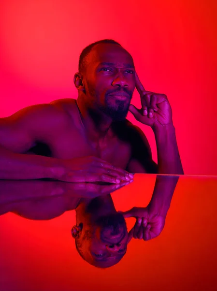 Close up retrato de um jovem homem africano nu olhando para câmera dentro de casa — Fotografia de Stock