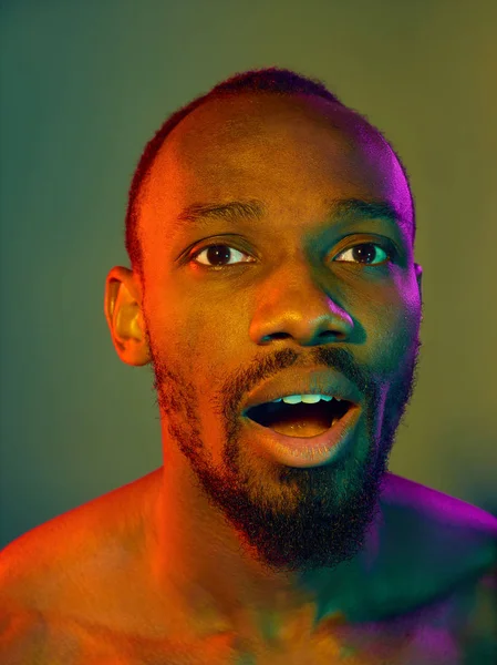 Close up retrato de um jovem homem africano nu olhando para câmera dentro de casa — Fotografia de Stock