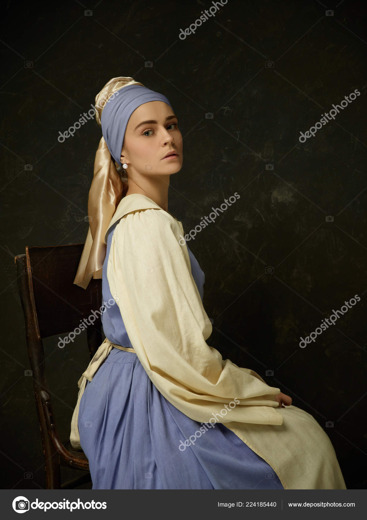 Mujer en la ropa medieval foto de archivo. Imagen de sentada - 29492960