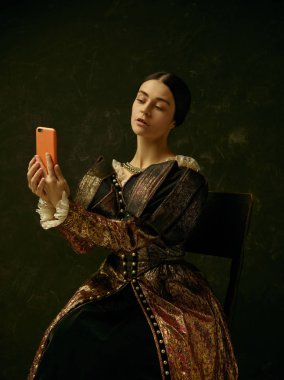 Retro bir prenses ya da Kontes elbise giyen bir kız portresi