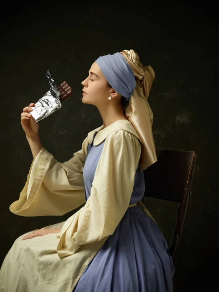 Středověká žena historické kostýmy nosí korzet šaty a klobouk. — Stock fotografie