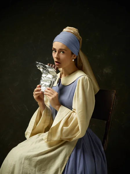 Mulher medieval em traje histórico vestindo vestido de espartilho e Bonnet . — Fotografia de Stock