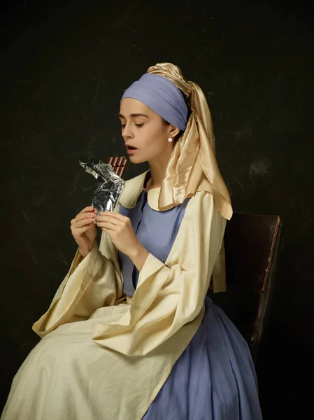 Mulher medieval em traje histórico vestindo vestido de espartilho e Bonnet . — Fotografia de Stock