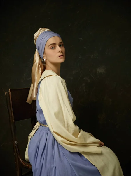 Mulher medieval em traje histórico vestindo vestido de espartilho e Bonnet . — Fotografia de Stock