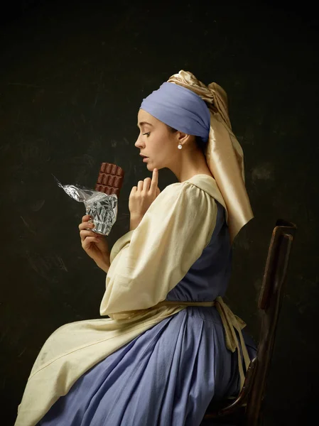 Μεσαιωνική γυναίκα στην ιστορική κοστούμι φοράει φόρεμα κορσέ και καπό. — Φωτογραφία Αρχείου
