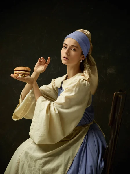 Středověká žena historické kostýmy nosí korzet šaty a klobouk. — Stock fotografie