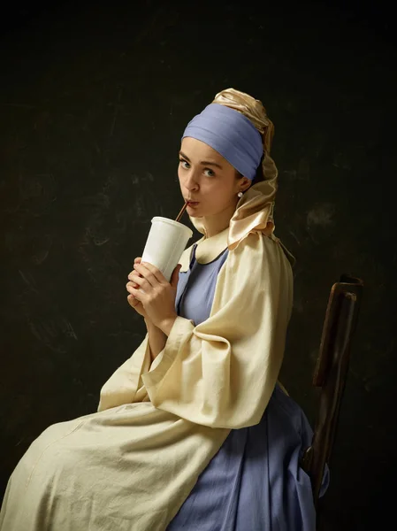 Middeleeuwse vrouw in historisch kostuum dragen Corset jurk en Bonnet. — Stockfoto